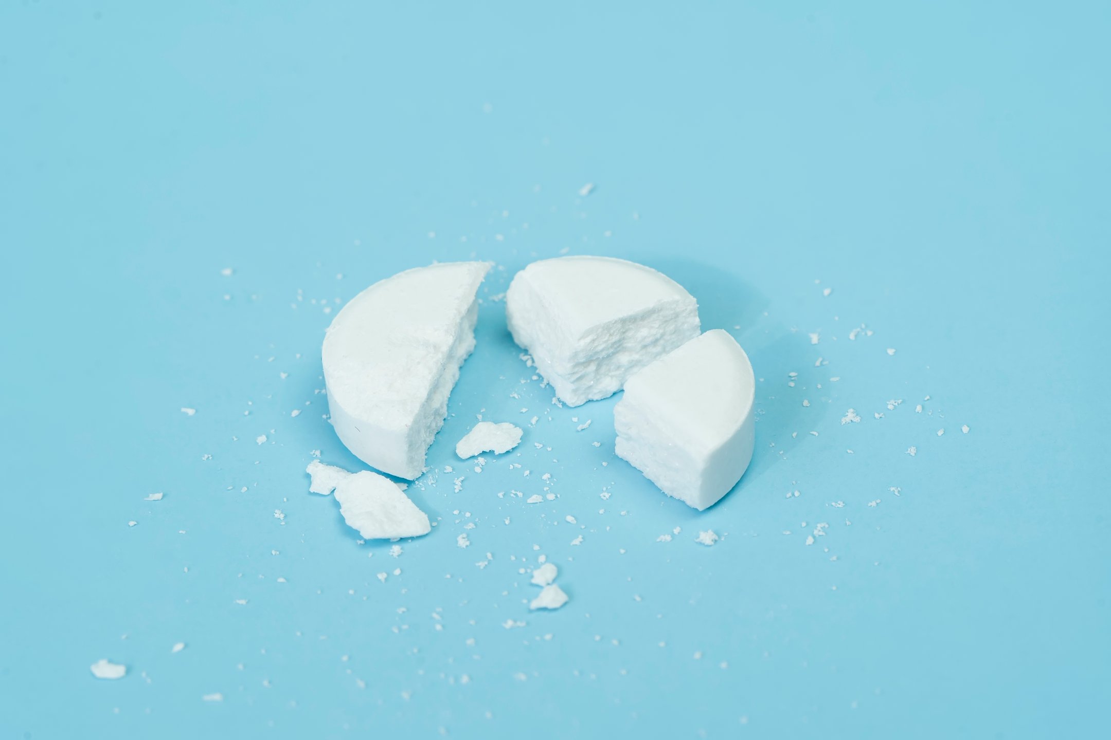 Mayo Clinic and CurifyLabs study in Pharmaceutics shows 3D-printed low-dose metoprolol tablets met USP limits where manual tablet splitting failed.